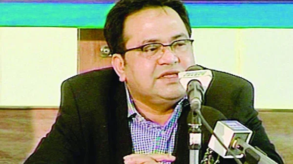 বাংলাদেশের প্রথম টেরিস্ট্রিয়াল টিভি চ্যানেল একুশে টেলিভিশনের (ইটিভি) জন্য আমার সংগ্রামটা যেন শেষ হওয়ার নয়। বারবার স্টেশনটি দখল হয়েছে। জেল খেটেছি। দেশ ছাড়াতে বাধ্য হয়েছি। কিন্তু সংগ্রাম ছাড়িনি। সংগ্রামটি একুশের জন্য, মুক্ত গণমাধ্যমের জন্য। ২০১৫ সালের ২৫ নভেম্বর একুশের জন্য একটি কালো দিবস। ওই দিন পতিত সরকারের প্রধানমন্ত্রী শেখ হাসিনার বিশেষ সহকারী আবদুস সোবহান গোলাপের নেতৃত্বে এস আলম গ্রুপ ইটিভি দখল করে নেয়। তার প্রায় এক বছর আগে রাতে আমি ইটিভি ভবন থেকে বের হয়ে গাড়িতে ওঠার সময় আমাকে আটক করা হয়। আমি প্রায় তিন বছর জেলে ছিলাম। আটকের পর আমার বিরুদ্ধে সাতটি মিথ্যা মামলা দেওয়া হয়। রিমান্ডে নেওয়া হয়। জেলে নেওয়ার পর আমার ওপর নির্যাতন চালানো হয় ইটিভির মালিকানা দখল নেওয়ার জন্য। কিন্তু আমি বলেছিলাম, আমার আঙুল কেটে ফেলা হলেও কোনো কাগজপত্রে সই করব না। আমাকে মাথা নোয়াতে ব্যর্থ হয়ে তারা নানা ধরনের জাল কাগজপত্র তৈরি করে। আমার জেলজীবনের প্রায় এক বছরের মাথায় ওই জাল কাগজপত্র দিয়ে ইটিভি দখল করা হয়। আসলে এর নেপথ্যে ছিলেন পতিত স্বৈরশাসক শেখ হাসিনা। আমি চেষ্টা করতাম সব সময়ই স্বাধীন সাংবাদিকতার। ২০১৪ সালে নির্বাচনে কারচুপি করা হয়েছিল, সেটা ইটিভিতে দেখানো হয়। নির্বাচনে একতরফাভাবে ১৫৪ জনকে বিনা প্রতিদ্বন্দ্বিতায় নির্বাচিত করা, ভোটে কারসাজির চিত্র নিয়ে আমরা ইটিভিতে ব্যাপক প্রচার করতে থাকি। তখনই শেখ হাসিনা আমার ওপর ক্ষুব্ধ হন। এরপর আমি বিএনপির বর্তমান ভারপ্রাপ্ত চেয়ারম্যান তারেক রহমানের লন্ডন থেকে দেওয়া বক্তৃতা লাইভ সম্প্রচার করি ২০১৫ সালের ৫ জানুয়ারি। তখন তারা আমাকে আটকের একটা অজুহাত পেয়ে যায়। ৬ জানুয়ারি ভোররাতেই আমাকে আটক করে। আমাকে জেলে নেয় এবং আমার ছোট ভাইসহ ইটিভির কয়েকজনকে ডিজিএফআইর লোকজন আটক করে নির্যাতন চালায়। আমাকে আটকের পর ইটিভি দখলের প্লট তৈরি করে সরকার। আর সেই ষড়যন্ত্রে দুটি গোয়েন্দা সংস্থা এবং কিছু সাংবাদিক জড়িত ছিল। শেখ হাসিনার তখনকার বিশেষ সহকারী আবদুস সোবহান গোলাপের নেতৃত্বে এস আলম গ্রুপ ইটিভি দখল করে নেয় ২০১৫ সালের ২৫ নভেম্বর। দখলের আগে তারা সর্বশেষ বৈঠক করে ইটিভির উল্টো দিকে হোটেল সোনারগাঁওয়ে। ইটিভি দখলে সামনে ছিলেন ডিজিএফআইর তখনকার কর্মকর্তা কমান্ডার এম সোহায়েল। পেছনে কলকাঠি নাড়েন ওই সংস্থার আরও কিছু কর্মকর্তা। দখলে জড়িত ছিলেন আওয়ামী লীগের সাবেক দপ্তর সম্পাদক আবদুস সোবহান গোলাপ, শেখ রাসেল জাতীয় শিশু কিশোর পরিষদের মহাসচিব কে এম শহীদুল্লাহ এবং এস আলম গ্রুপের কর্মকর্তারা। একুশে দখলের পর ব্যবস্থাপনা পরিচালক বনে যান আবদুস সোবহান গোলাপ। নির্বিচারে চাকরিচ্যুত করা হয় একুশের কর্মীদের। বন্ধ করে দেওয়া হয় দেশজুড়ে, মুক্তখবর, জনতার কথা, একুশের চোখসহ জনপ্রিয় অনুষ্ঠান। আর স্টেশনটির মূল্যবান যন্ত্রপাতি, সম্প্রচার সামগ্রী লুটপাট করা হয়। ইটিভিকে পরিণত করা হয় স্বৈরাচার শেখ হাসিনার দালালির স্টেশনে। মুক্ত সাংবাদিকতা বিদায় নেয় ইটিভি থেকে। এখানে দুঃখের সঙ্গে একটি কথা বলতে চাই, আমাকে আটকের পর সারা দেশে একুশের সাংবাদিকরা প্রতিবাদ করলেও আওয়ামীপন্থি সাংবাদিক সংগঠন বা নেতারা কোনো প্রতিবাদ করেননি। উল্টো তাদের অনেকেই আমি যাতে জেল থেকে বের হতে না পারি, তার ষড়যন্ত্র করে। আর ওই জিজিএফআইর কর্মকর্তারা তখন পদোন্নতি পান। সোহায়েলকে করা হয় চট্টগ্রাম বন্দর কর্তৃপক্ষের চেয়ারম্যান। ৫ আগস্টের পর তিনি গ্রেপ্তার হন। এখন কারাগারে। ৫ আগস্ট ছাত্র-জনতার অভ্যুত্থানে দেশ যেমন মুক্তি পায় তেমনি দখল হওয়া ইটিভিও মুক্ত হয়। ওই দিন একুশের কর্মীরা আমাকে একুশে টেলিভিশনে নিয়ে আসেন। জাতি মুক্তির স্বাদ পায়। একুশে টেলিভিশনও পায় মুক্তির আস্বাদ। আমরা এখন নতুন যাত্রা শুরু করেছি। আমার অঙ্গীকার হলো, ইটিভি স্বাধীন সাংবাদিকতা নিয়ে এগিয়ে যাবে। একুশের যে সংগ্রামী চরিত্র তা বহাল থাকবে। শেখ মুজিবুর রহমানও বাকশাল কায়েম করে দু-একটি পত্রিকা ছাড়া সব পত্রিকা বন্ধ করে দিয়েছিলেন। তার মেয়ে শেখ হাসিনাও একুশে টিভি দখল করে একই পথে হেঁটেছেন। একুশে টিভি দখল ছিল সংবাদমাধ্যমের স্বাধীনতা ও বাকস্বাধীনতার ওপর সবচেয়ে বড় হামলা। কিন্তু স্বৈরাচাররা টিকে থাকে না। বাংলাদেশের এই নতুন যাত্রা, একুশের নতুন যাত্রা তার প্রমাণ। ২০০০ সালের ১৪ এপ্রিল একুশে টিভির আনুষ্ঠানিক যাত্রা শুরু। ২০০২ সালেও ইটিভি বন্ধ করে দেওয়া হয়েছিল। দীর্ঘ পাঁচ বছর সংগ্রাম করে আমরা ফের অন-এয়ারে আসি ২০০৭ সালে। আর সর্বশেষ স্বৈরশাসক শেখ হাসিনার কোপানলে পড়ে ২০১৫ সালে। কিন্তু একুশে কখনো মাথা নোয়ায়নি। আমার সংগ্রাম কখনো বন্ধ হয়নি। স্বাধীন ও মুক্ত সাংবাদিকতার জন্য একুশের এই সংগ্রাম কখনোই থামবে না। আমাকেও থামানো যাবে না। লেখক : চেয়ারম্যান ও সিইও, একুশে টেলিভিশন