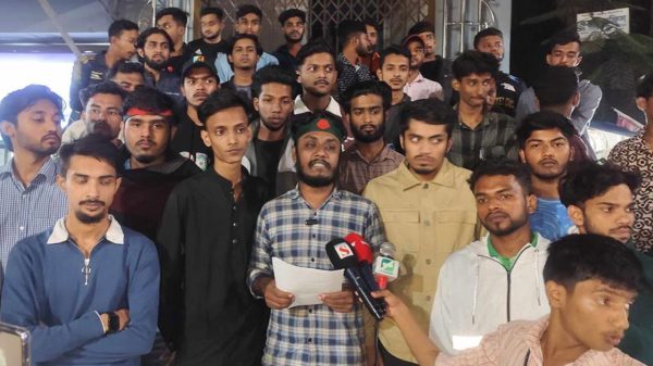 কুমিল্লা ব্লকেড কর্মসূচির পালনের হুঁশিয়ারি দিয়েছেন সংগঠনটির ব্যানারে আন্দোলন করা একাংশ।